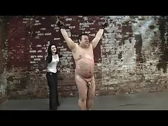 Egy vitalitással teli nő a sportolás után egy szállodai szobában egyensúlyozza az ingyen pornó filmek izmait a szájával és a vaginájával.
