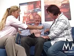 Egy Szőke Fehérnemű szar a hüvelyében, ugyanakkor próbálja szopni, nyalni szex videók letöltése egy partner, végül egyre cum a szájába.