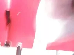 Két izmos felnőtt filmek srác fánk lány barna hajú vágynak minden lyukat egy nagy pénisz az ágyon. Fiatal lány a faszért.