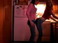 Egy szőke lány jött, hogy meglátogasson egy férfit, hosszú hajjal, majd felmászott az ágyba. A férfiak nyalják szx videók a seggét, a nő meg a pénisz.