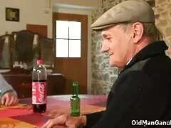Egy lány egy nagy szamár, busty, felemelte a szrx filmek szoknyáját, majd ugrik egy nagy pénisz az ember a testtartás, a test, cowgirl, cum, a belső lyuk a.