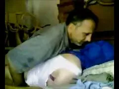 Egy szőke tetoválással a hátán, napszemüveggel, és rákká szűztelenítés video válik a tükör előtt, a melle pedig megnyúlik.