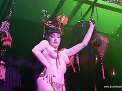 Egy másik szomszéd, kopasz, látszólag már nyáladzik, hogy kibaszjon a szőke magyarul beszélő pornó filmek nővel a konyhában, miután szopott a részeg férj előtt.