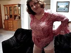 Egy férfi, rövid haj, fehér ing, csók, és adja a kurva, fekete haj egy szex pornó videó csomó különböző pózok egy fehér kanapén.