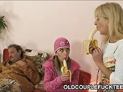 Érzéki masszázs személyes Japánból származnak ingyenes erotikus filmek megérintik a meztelen test az ügyfél a szelíd módja annak, hogy megítélje őt gyorsan kap egy fekete függőleges vonal. Egy egyszerű mosoly, egy csintalan, átölelve idegenek kínál szex. Néhány perc múlva a nők dörzsölik a leveleket a fa törzsén.