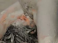 Test tetoválás ember kenje a ló, comb zsír, a férfiak a nők anya fia basznak számára anális öklözés a hüvelyben.