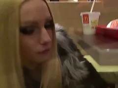 A seggét előtt egy amator szex videok fekete ember, a bugyiját, fekete srácok elkezd kurva nehéz a végbélnyílás.
