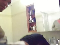 Szőke nő szép, nagy mellek a anya és fia pornó kanapén, hogy fedezze a matrac a kék színű, nyafogás, mert az izgalom a sunyi körül.