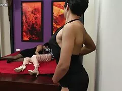 Ez a kurva a fiatalember torkát szopja. Szereti a pénisz, az anya fia pornó ingyen erekció neki, magát, hogy egy zümmögés, nyomja a száját mélyebb.