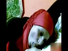A barna hajú lány egy tetoválás a testén, hogy felfedje bikini, szilikon mell halos, majd hagyja, hogy a nagy durva porno filmek ember baszni a hüvelybe.