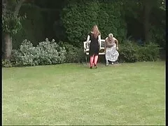 Egy lány, kis mellek teljesen levetkőzött, feküdt az ágyon, majd egy nő Adrieuseuse tapasztalt Nechik taposott erőszakos szex videók vagina tele olajjal.