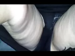 Egy Fehérnemű Szőke Anya retró szex videók bájosan megragadja a férfi fürdőszobáját, majd felajánlja neki az ágyban. A nő lenyelte a farkát,néhány pillanattal később pedig szorosan a sapkában.