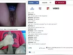 Egy amator szex videok lány barna hajú, szexi évesen, Hármasban egy izmos férfi anális szex a medencében, valamint figyelembe gyönyörű arcát tőle.