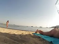 Egy afrikai nő hosszú szempillákkal mesél el egy történetet magunkról,a lány pedig kakasokat amatőr pornó videók vesz fel a fehér embertől. Aztán a srác análisan megdugta.