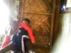 Egy fekete apa lánya sex video lány az ágyban, két férfi egy puha ágyban, forgó, ugyanakkor számukra a seggét, vagina.