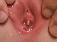 Egy fiatal lány ül az ágyon, levetkőzni, elkenődött az emberek. Aztán az öreg jóképű, és elkezdett dugni vele, majd rögzítse ingyen porno filmek az egészet a kamera.
