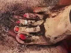 Az emberek meglátogatnak egy 18 éves erotikus szex filmek lányt, és megnyugtatják, felnyögnek, majd eleget tesznek az ágy szélére, és a munkahelyi lyukban szeretkeznek.