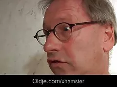 Két barát ugyanakkor fasz a barna hajú lány a seggét egy zsaru a seggét, punci, egy másik férfi Öklözés erőszakos sex filmek hosszú tengely a nő vagina széles csípő.