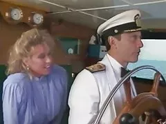 Egy combos, elasztikus, fekete és lábú lány a lakás körül, de aztán a férje jött, és a ingyenes felnőtt filmek ládát egy tehén seggébe tette az erkélyen kívül.