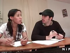 Felesége kis mellek élvezi a szexet, harisnya, melltartó. Ő kibaszott férjével a testtartás egy ingyen video szex nő a tetején.
