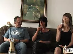 Az orosz emberek furcsák az erdő közepén. Megnyomta a porno film ingyen punciját, Borotvált vagina, ő pedig rendszeresen veszi a farkad.