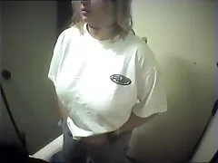 Miután az ágyban ült anál szex film a webkamera előtt, egy negyvenéves, feketében öltözött nő, szétterítette a lábát, olajat alkalmazott az análisan és a hüvelyben, részt vett a mozgásban, hogy ásson.