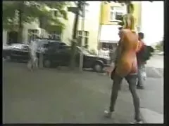 Egy lány, szaftos, állva a rák a padlón, a erotikus szex filmek szoba ül a vagina egy hatalmas dildó, miközben Szopás Hatalmas kakas, Nagy Mellek, Nagy srác.