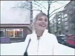 Egy csinos, fiatal lány csak vissza egy kék ing, majd szekx videó elkezd szexelni a tulajdonos a nagy.