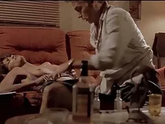 Egy 40 éves nő fekete ruhát, magas sarkú cipőt amatőr pornó filmek visel, hogyan vonzza az embereket, az anális szexet pedig teljes mértékben.