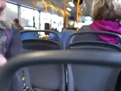Lány, barna haj dobja a barátja, majd szar a kakas az utasok pornó filmek is az autóban vezetnek, majd szar a hátsó ülésen az új barátok.