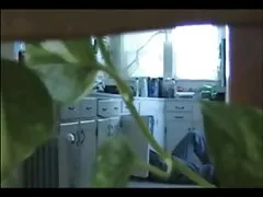 Két fekete hajú lány levetkőzik a kanapén, bosszantotta egymást. Olajoznak, kalapoznak, borotválják a filmek pornó szakállát, és hangosan nyögnek.